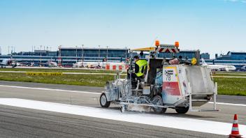 markierung, 5/23, arbeiten, bahnsanierung 2020, mitarbeiter, bahnsanierung 2021, startbahn, rmh, fahrzeug, landebahn, baustelle, markierungsfahrzeug