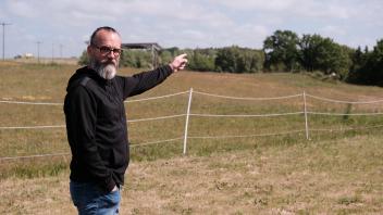 Inmitten grüner Wiesen liegt der Schießplatz. Anwohner Karsten Meyer ärgert sich über den Lärm.