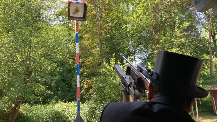 Das Schießen auf den Vogel im Tierpark hat begonnen.