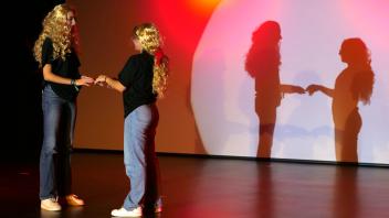 Schüler aus Bargteheide und Le Tampon (Réunion) haben am Kopernikus Gymnasium gemeinsam ein selbst geschriebenes Theaterstück aufgeführt.