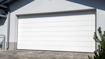 Modernes weißes Garagentor (Sektionaltor) *** Modern white garage door sectional door Copyright: xx