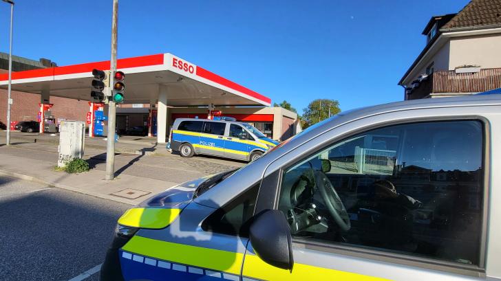 Eine 36-jährige Kassiererin wurde am Dienstagabend in der Esso-Tankstelle an der Travemünder Allee in Lübeck St. Gertrud überfallen. Die Polizei sucht nach Zeugen des mutmaßlichen Raubüberfalls.