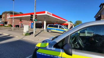 Eine 36-jährige Kassiererin wurde am Dienstagabend in der Esso-Tankstelle an der Travemünder Allee in Lübeck St. Gertrud überfallen. Die Polizei sucht nach Zeugen des mutmaßlichen Raubüberfalls.