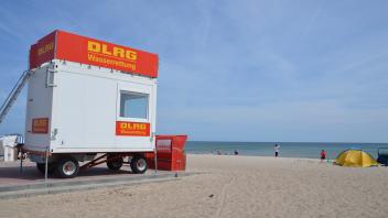 Der mobile Wachturm der DLRG am Weidefelder Strand steht bereist an seinem Platz, kann aber erst Mitte Juni besetzt werden.