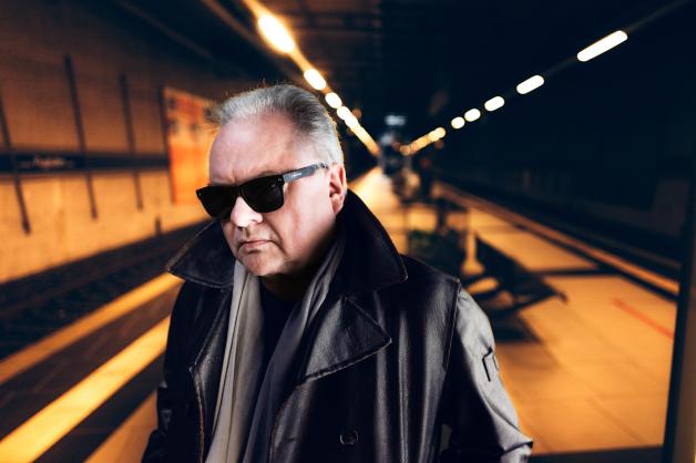 „Es gibt viele sehr berühmte Kollegen, deren Zeigefinger meterdick sind, meiner ist ganz klein“: Heinz Rudolf Kunze ärgert sich, wenn er als „Oberlehrer“ bezeichnet wird. „Es gibt viele sehr berühmte Kollegen, deren Zeigefinger meterdick sind, meiner ist ganz klein“: Heinz Rudolf Kunze ärgert sich, wenn er als „Oberlehrer“ bezeichnet wird.
