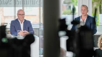 Duell zwischen den Kandidaten Horst Bauer und Martin Kindl im Kundecenter der Husumer Nachrichten.