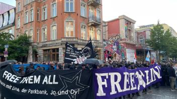 Nach Urteil gegen Lina E. und Mitangeklagte: Demonstration in Hamburg