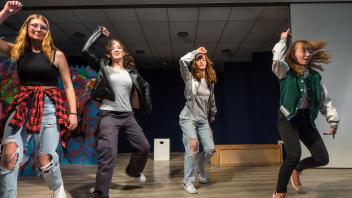 Tanz und Theater: Bei „Dance Movement“ konnten die Bad Essener Oberschüler beides prima kombinieren.