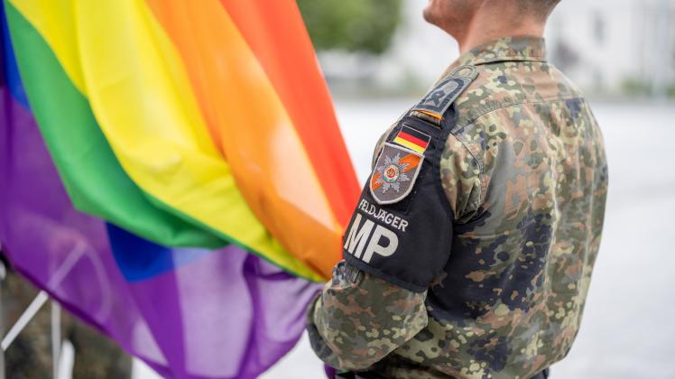 Ein Soldat hisst eine Regenbogenflagge am BMVg in Berlin, am 01.07.2022.
