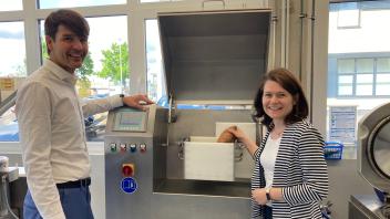 Was genau passiert eigentlich, wenn die Süßkartoffel in der Maschine behandelt wird? Prof. Stefan Töpfl und Sr. Claudia Siemer erklären es.