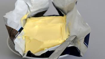 Butter, geöffnete Butterpackung, auf dem Frühstückstisch, Freiburg, Foto:Winfried Rothermel *** Butter, opened butter pa
