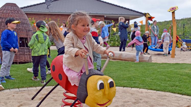 Die kleine Hanna hat sich für den großen Schaukelkäfer entschieden. Der neuen Spielplatz auf dem Kita-Gelände Holthusen ist nun offiziell freigegeben. 