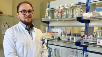 Dr. Marcel Naumann erforscht im Labor der Medizinischen Fakultät Rostock die Ursachen für die Entstehung von ALS.