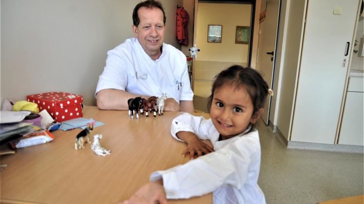 Beim Spielen auf der Kinderstation im Marien-Hospital in Papenburg huscht Mutahera kurz ein Lächeln übers Gesicht (im Hintergrund Chefarzt Dr. Thomas Klapperich).