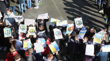 Anfang März 2022 beschäftigten sich die Realschüler einen Tag lang mit den Gründen und Folgen des Ukraine-Krieges. Mit Plakaten riefen sie auf dem Schulhof zum Frieden auf.