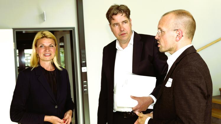Berit Steinberg, Landrat Stefan Sternberg (r.) begrüßten  Michael Keller