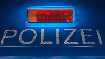 Symbolfoto für Polizei Themen zeigt Polizei Schriftzug auf Motorhaube von Streifenwagen Polizei Symb