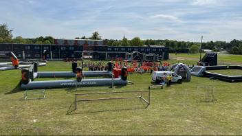 Die Boizenburger Ludwig-Reinhard-Schüler konnten sich bei ihrem diesjährigen Sportfest einmal bei acht aufblasbaren Stationen beweisen und verausgaben.