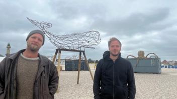 Das sind die Erbauer der Walbar am Strandaufgang 1: Jakob Grosse-Ophoff (l.) und Sascha Post. In diesem Jahr haben sie noch eine Octopus-Bar dazu gebaut. 