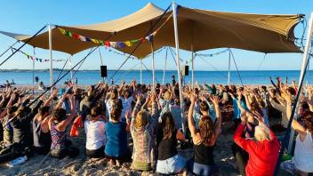 Yoga unter freiem Himmel und im Zelt wird den Teilnehmern beim 2. Yoga Open-Air am Eckernförder Südstrand geboten.