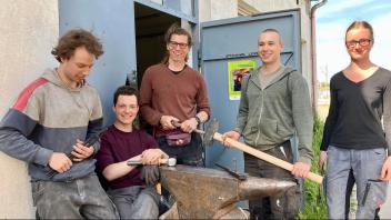 Vier junge Menschen aus der Jugendbauhütte mit Anleiter Stefan Hilbert