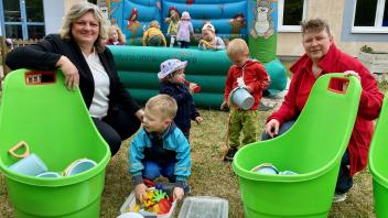 Ines Wiencke von der Sparkasse Mecklenburg-Nordwest und Kita-Leiterin Ina Rembitzki (r.) überraschten die Kinder in Gadebusch mit neuen Spielsachen.