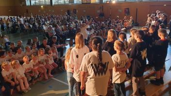 „Lass uns leben wie ein Feuerwerk“ singt der Musical-Chor der Grundschule Pansdorf. Silvia Richter (mitte) dirigiert ihn und hat gemeinsam mit 64 Kinder der dritten und vierten Klasse das Wincent-Weiss-Musical einstudiert, das Donnerstagabend Premiere feiert.