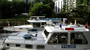 Polizeiboote auf der Spree rund um das Hotel InterContinental anlässlich des bevorstehenden Treffens der NATO-Verteidigungsminister in Berlin (2005).