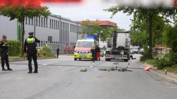 Als die Einsatzkräfte vor Ort eintrafen, konnten sie den Fahrradfahrer in Hamburg nicht mehr retten.