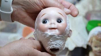 Selbst wenn große Teile der kaputten Puppen fehlen, kann Barbara Elisabeth Busch in ihrer Kappelner Puppenklinik fast jede ihrer kleinen Patientinnen mit viel Aufwand und liebe zum Detail noch retten.