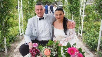 Larissa und Thomas Kamolz haben sich auf der Hochzeitsinsel im Uetersener Rosarium trauen lassen.