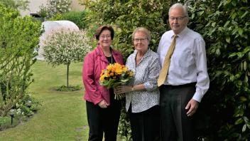 Seit 50 Jahren ein Ehepaar: Peter und Bärbel Otto zusammen mit Stadtpräsidentin Gudrun (li) in Ihrem Garten