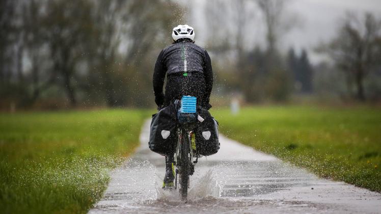 Radfahrer im Regen
