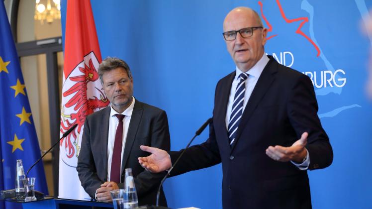Robert Habeck (Bündnis 90/Die Grünen, Bundesminister für Wirtschaft und Klimaschutz) und Dietmar Woidke (SPD, Ministerpr