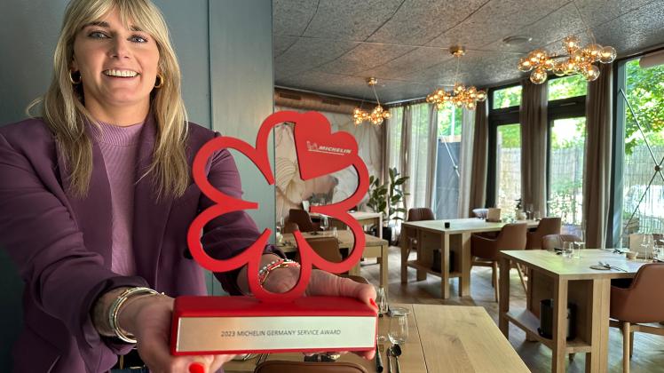 Ist mächtig stolz auf ihre Michelin-Auszeichnung: Mona Schrader vom Zwei-Sterne-Restaurant „Jante“ in Hannover erhielt kürzlich einen Award für den besten Service in ganz Deutschland. 