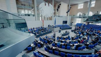 Symbolfoto Plenarsaal Deutscher Bundestag Symbolbild Plenarsaal bei der 105. Sitzung des Deutschen Bundestag in Berlin B