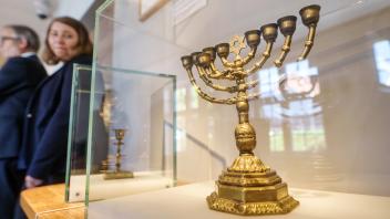 PK zur Wiedereröffnung des Jüdischen Museums in Rendsburg - Chanukka Leuchter von ca. 1900 - 01.06.2023 - Foto Marcus Dewanger