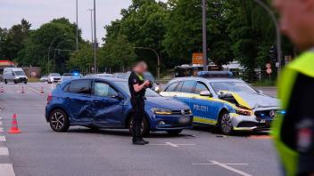 Ein Streifenwagen der Polizei wurde am Donnerstag in einen Unfall in Hamburg verwickelt. 