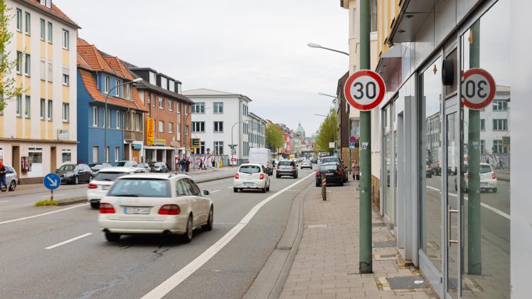 Behelfsamplen und Tempo 30-Schilder in der Iburger Straße in Osnabrück, aufgenommen am 28. April 2023. Foto: Michael Gründel