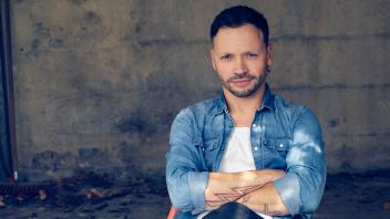 Der Singer-Songwriter Lennart A. Salomon gibt beim Firmenjubiläum von Lühr Optik ein Solo-Konzert.
