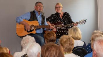 Wolfgang Kniep und Anke Gohsmann begeisterten beim niederdeutschen Abend im Boizenburger Elbeclub mit ihren Liedern und Geschichten. 
