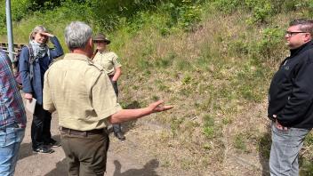 Was tun gegen die Brombeere und für die Wildbiene? Diese Frage stellt sich die SG Motor Boizenburg stellvertretend durch Vereins-Vorsitzenden Christopher Härke (r.) derzeit. Bei der Klärung soll kompetente Beratung helfen.