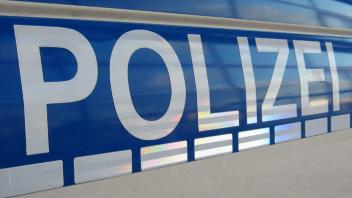 Ein Mann mit einer markanten Zahnlücke im Oberkiefer hat in der Innenstadt von Meppen am Donnerstag ein Geschäft überfallen. Die Polizei sucht nun Zeugen der Tat.