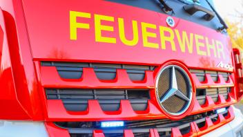 Feuerwehr im Einsatz mit Blaulicht Feuerwehr im Einsatz mit Blaulicht - Symbofoto 112 Karlsruhe Karlsruhe Baden-Württemb