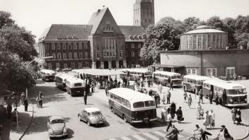 Hochbetrieb herrschte Ende der 50er Jahre rund um Businsel auf dem Delmenhorster Marktplatz. Bis 1975 steuerten die Sager-Busse hier die zentralen Omnibushaltestelle an, die dann an die verlängerte Gartenstraße (heute Am Stadtwall) verlegt wurde.