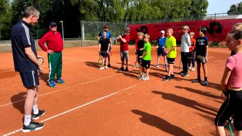 Auch Tennis für Anfänger und Fortgeschrittene steht in diesem Jahr wieder beim Ferienpass auf dem Programm.