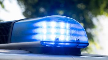 Blaulicht an einem Polizeiwagen *** Blue light on a police car Nordrhein-Westfalen Deutschland, Germany GMS8408