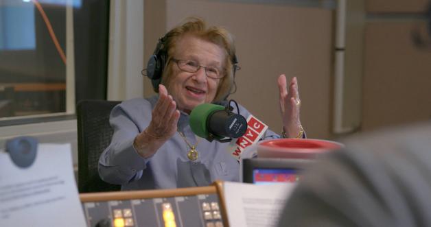 Dr. Ruth Westheimer ist beliebter Gast in Radio- und TV-Shows.