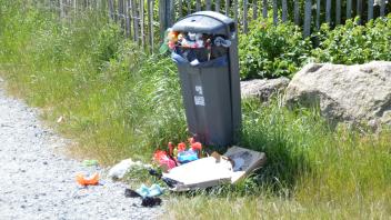 Schon nach einem sonnigen Tag am Pfingstwochenende waren die wenigen Mülleimer im Ostseeresort Olpenitz voll und der Müll sammelte sich rundherum.