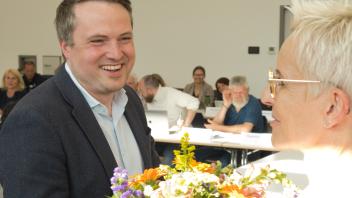 Bürgermeister Dominic Herbst gratulierte Maria Lindemann zur Wahl.